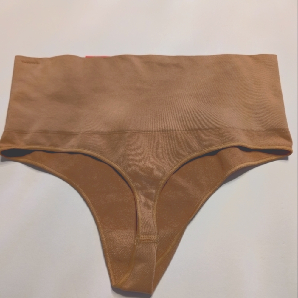 Spanx Everyday Shaping Nude Thong Panties Size Small - Picture 4 of 6